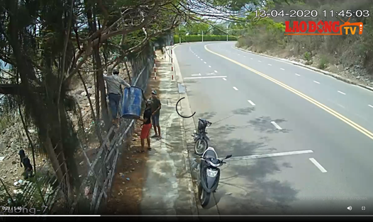 4 đối tượng đang thực hiện vụ trộm ở nhà hàng Thiên Phước, phường Vĩnh Hòa, Nha Trang, Khánh Hòa. Ảnh: Lưu Hoàng cắt từ clip