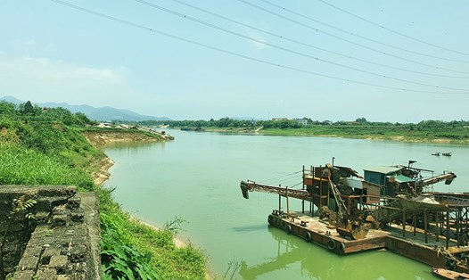 Máy móc nằm im lìm không hoạt động, nước sông Lô chuyển màu xanh ngắt. Ảnh: Long Nguyễn