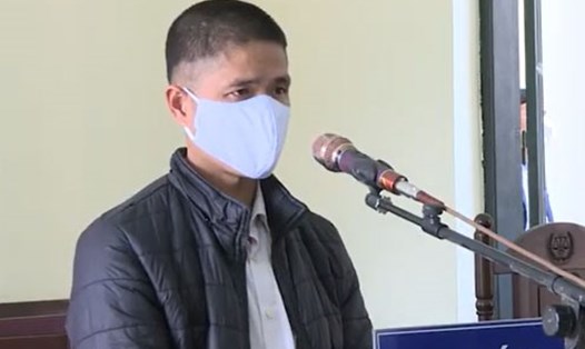 Bị cáo Nguyễn Văn Quýnh tại phiên tòa sơ thẩm. Ảnh cắt từ clip của Công an tỉnh Bắc Ninh.