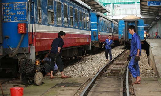 Công nhân duy tu đường sắt. Ảnh: Hải Nguyễn