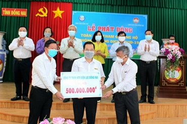 Đại diện Công ty Điện lực Đồng Nai (thuộc EVNSPC) chuyển đến Ủy Ban Mặt trận Tổ quốc Việt Nam tỉnh Đồng Nai 500 triệu đồng để ủng hộ phòng chống dịch COVID-19. Ảnh Đình Hoàng