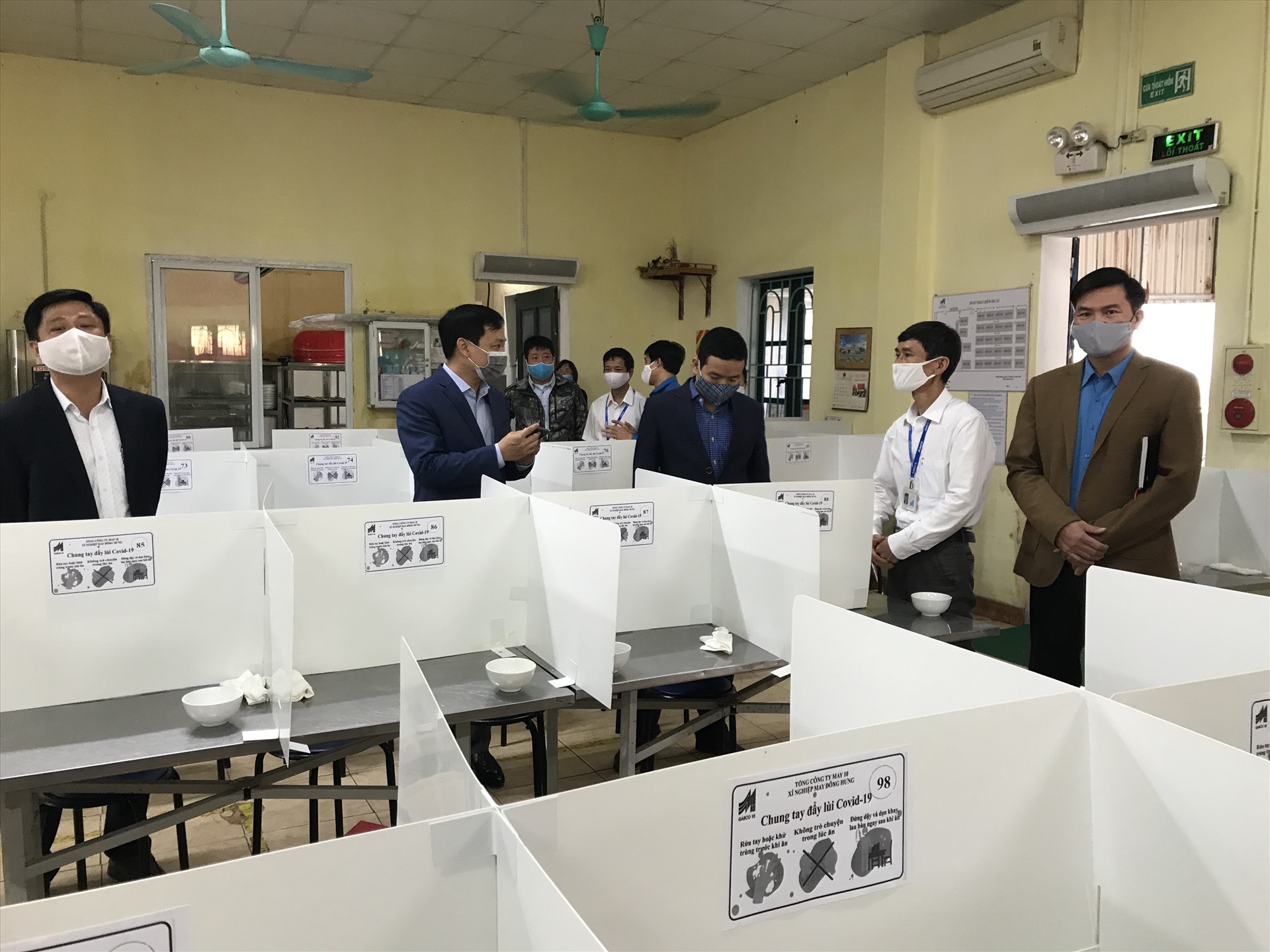 Kiểm tra tại bếp ăn tập thể của Xí nghiệp May Đông Hưng (thị trấn Đông Hưng). Ảnh: Bá Mạnh