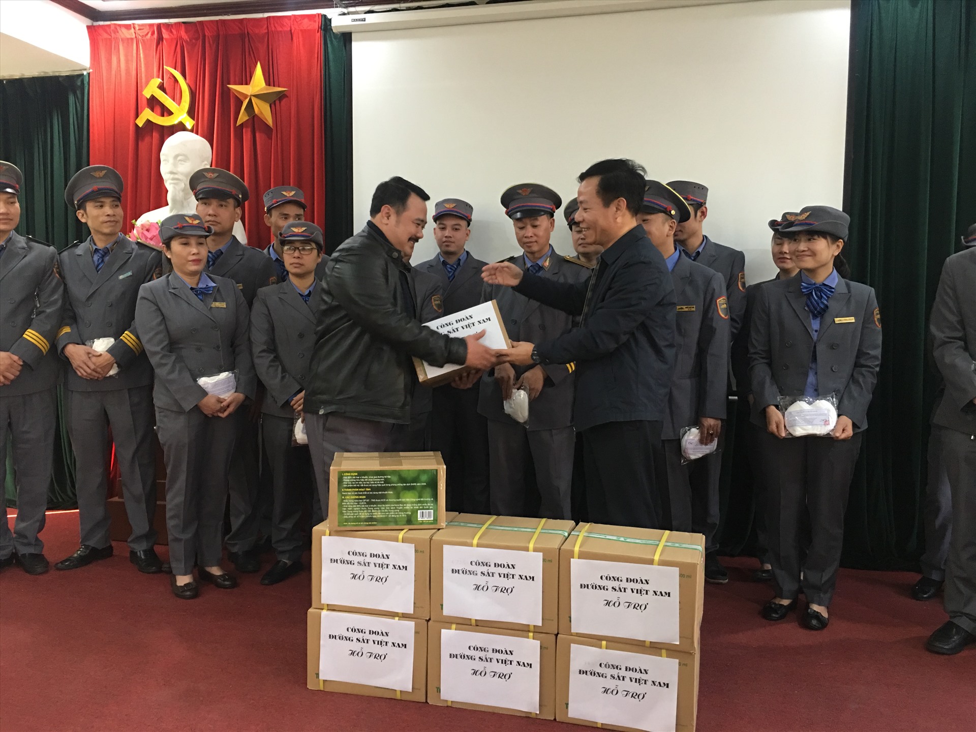 Công đoàn Đường sắt Việt Nam trao khẩu trang và hỗ trợ cho người lao động. Ảnh: T.E.A