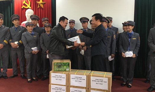 Công đoàn Đường sắt Việt Nam trao khẩu trang và hỗ trợ cho người lao động. Ảnh: T.E.A