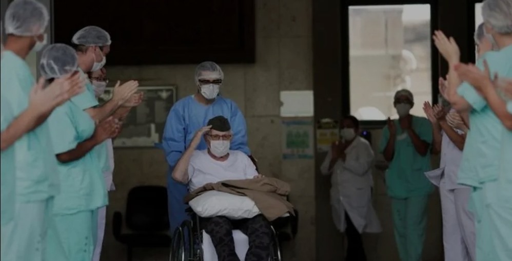 Cựu chiến binh 99 tuổi xuất viện trong tiếng vỗ tay từ đội ngũ y bác sĩ điều trị COVID-19 ở Brazil. Ảnh: CNA