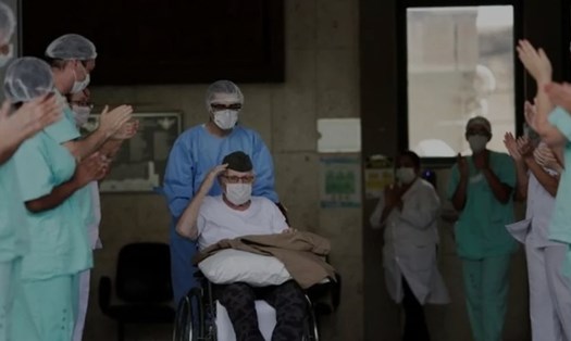Cựu chiến binh 99 tuổi xuất viện trong tiếng vỗ tay từ đội ngũ y bác sĩ điều trị COVID-19 ở Brazil. Ảnh: CNA