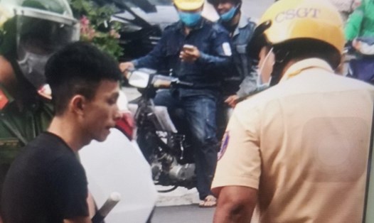 Đối tượng mặc áo phông đen bị khống chế sau khi lao xe vào 2 chiến sĩ cảnh sát giao thông Nha Trang. Ảnh: P.Linh