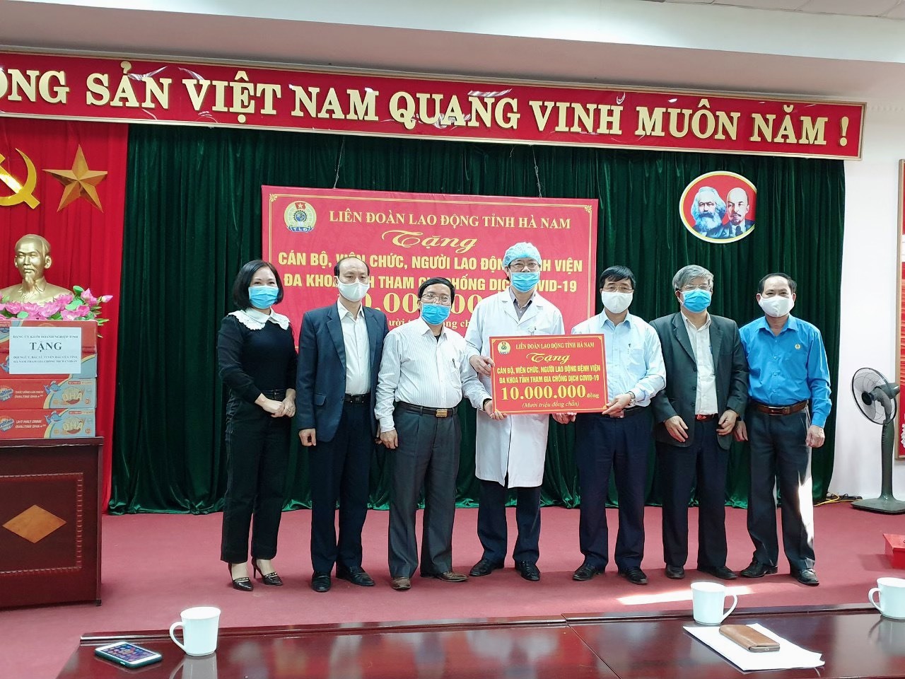 Đồng chí Trịnh Văn Bừng - Chủ tịch Liên đoàn Lao động tỉnh Hà Nam- trao tặng 10 triệu đồng của LĐLĐ tỉnh tới cán bộ, y bác sĩ đang trực tiếp tham gia chống dịch COVID -19 thuộc Bệnh viện đa khoa tỉnh Hà Nam. Ảnh: Thu Lệ