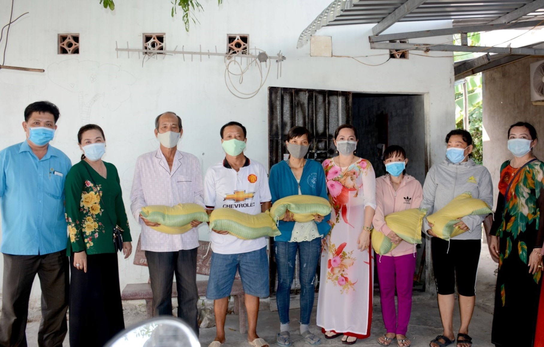 Ngoài vận động các chủ nhà trọ giảm tiền nhà trọ, công đoàn các cấp còn vận động các mạnh thường quân, nhà hảo tâm mang gạo đến tặng cho công nhân lao động có hoàn cảnh khó khăn đang sống tại các khu nhà trọ. Ảnh: Thiệu Vũ