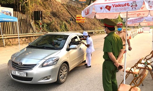 Một chốt liên ngành kiểm tra, phòng chống COVID-19 trên địa bàn tỉnh Thái Nguyên. Ảnh: Việt Lâm