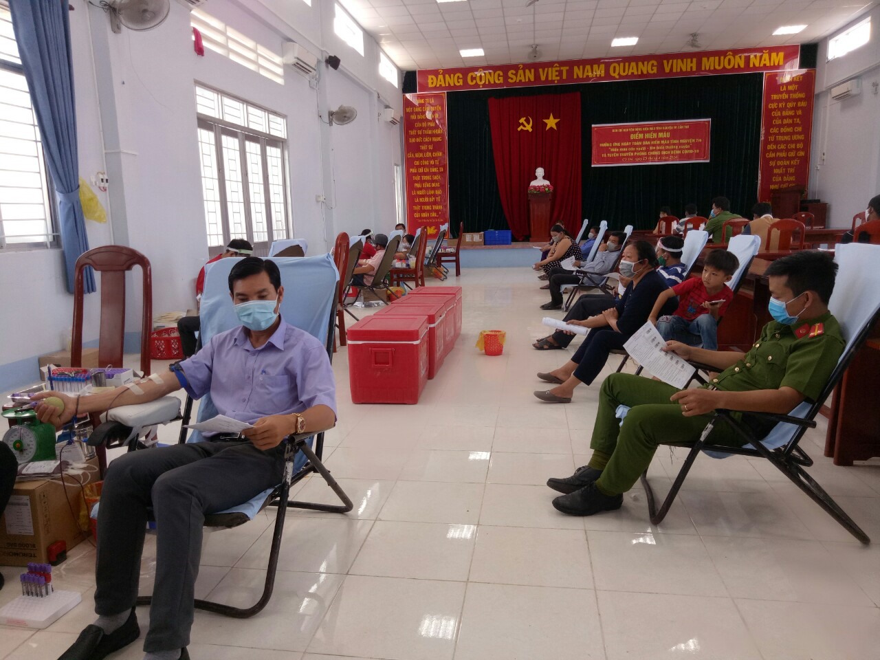 Đoàn viên Công đoàn, người dân và Công an huyện Cờ Đỏ tham gia hiến máu được 244 đơn vị máu. Ảnh: Thành Nhân