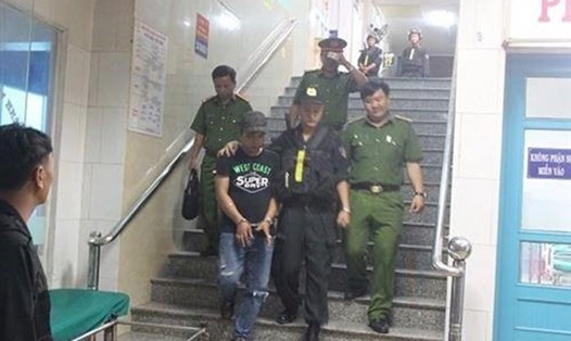 Công an Đồng Nai bắt giữ Đặng Quang Toàn, biệt danh Toàn “đen” trong vụ khống chế bác sĩ bệnh viện Tâm Hồng Phước để đòi nợ. Ảnh: CACC