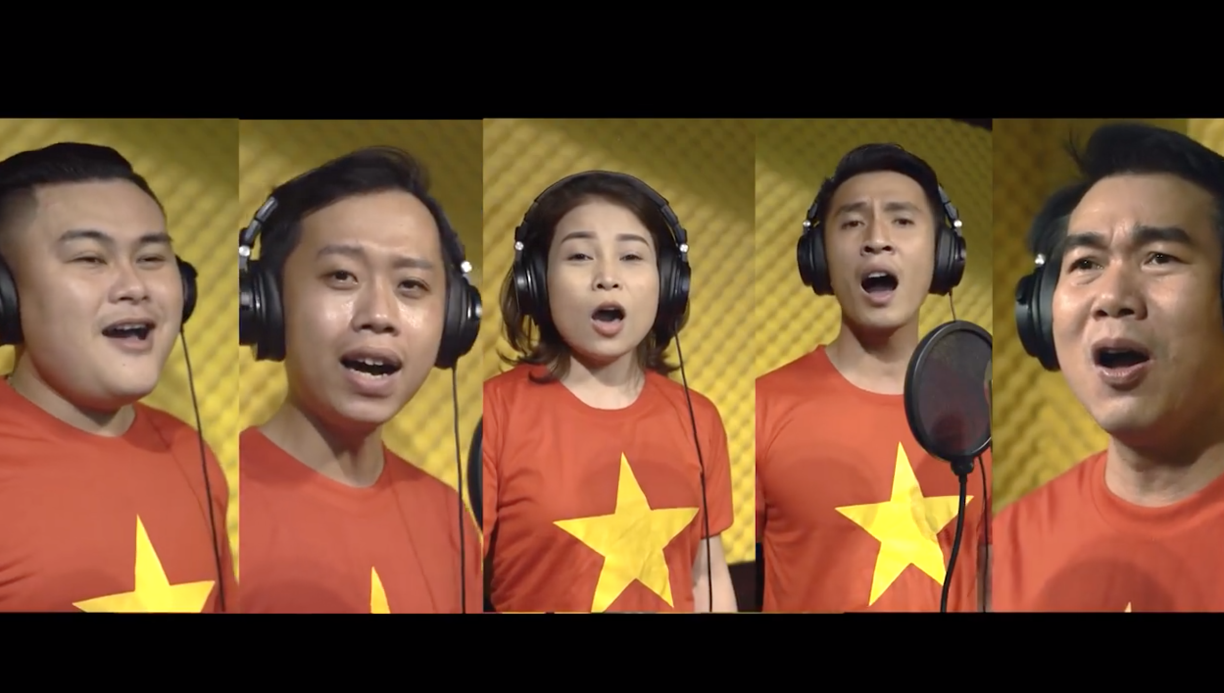 Nghệ sĩ tại Hội An hoà ca "chung sức đồng lòng, chiến thắng COVID-19". Ảnh: Thuỳ