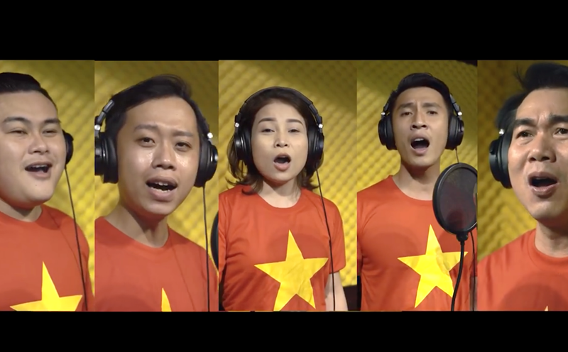 Nghệ sĩ tại Hội An hoà ca "chung sức đồng lòng, chiến thắng COVID-19". Ảnh: Thuỳ