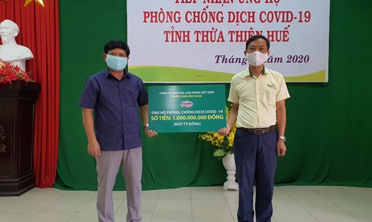 Riêng ở Thừa Thiên Huế, Carlsberg Việt Nam đã trao tặng 1 tỉ đồng góp phần phòng, chống dịch COVID-19. Ảnh: P. Đạt.