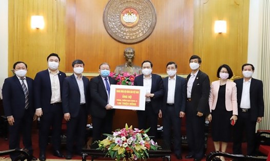 Chủ tịch UBTƯ MTTQ Việt Nam Trần Thanh Mẫn tiếp nhận ủng hộ từ Trung ương Hội Nông dân Việt Nam. Ảnh: MTTQVN.