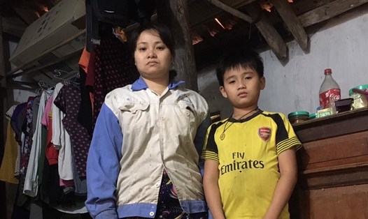 Chị Trần Thị Lý cùng con trai 10 tuổi đang phải nương tựa vào bố mẹ đẻ. Ảnh: TT