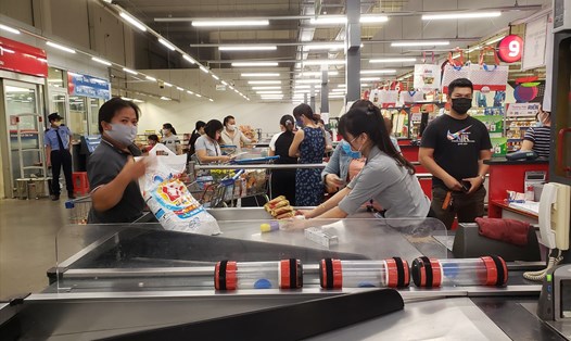 Người dân Đồng Nai chấp hành các quy định về đeo khẩu trang tại siêu thị. Ảnh: Hà Anh Chiến