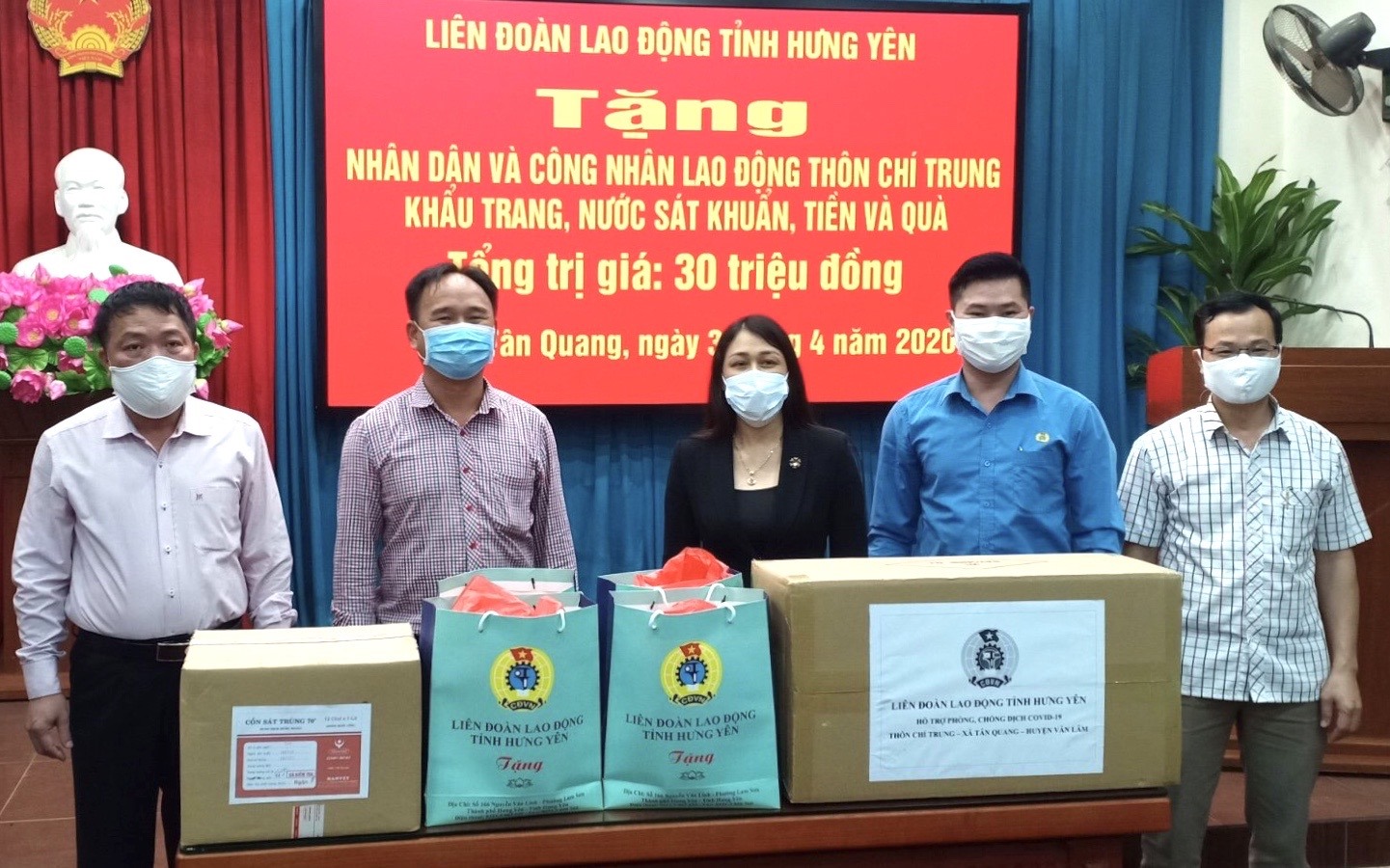 Chủ tịch LĐLĐ tỉnh Hưng Yên Nguyễn Thị Thanh Tuyết (giữa) - trao quà cho đại diện CNLĐ, người dân xã Chí Trung, huyện Văn Lâm. Ảnh: Hà Anh