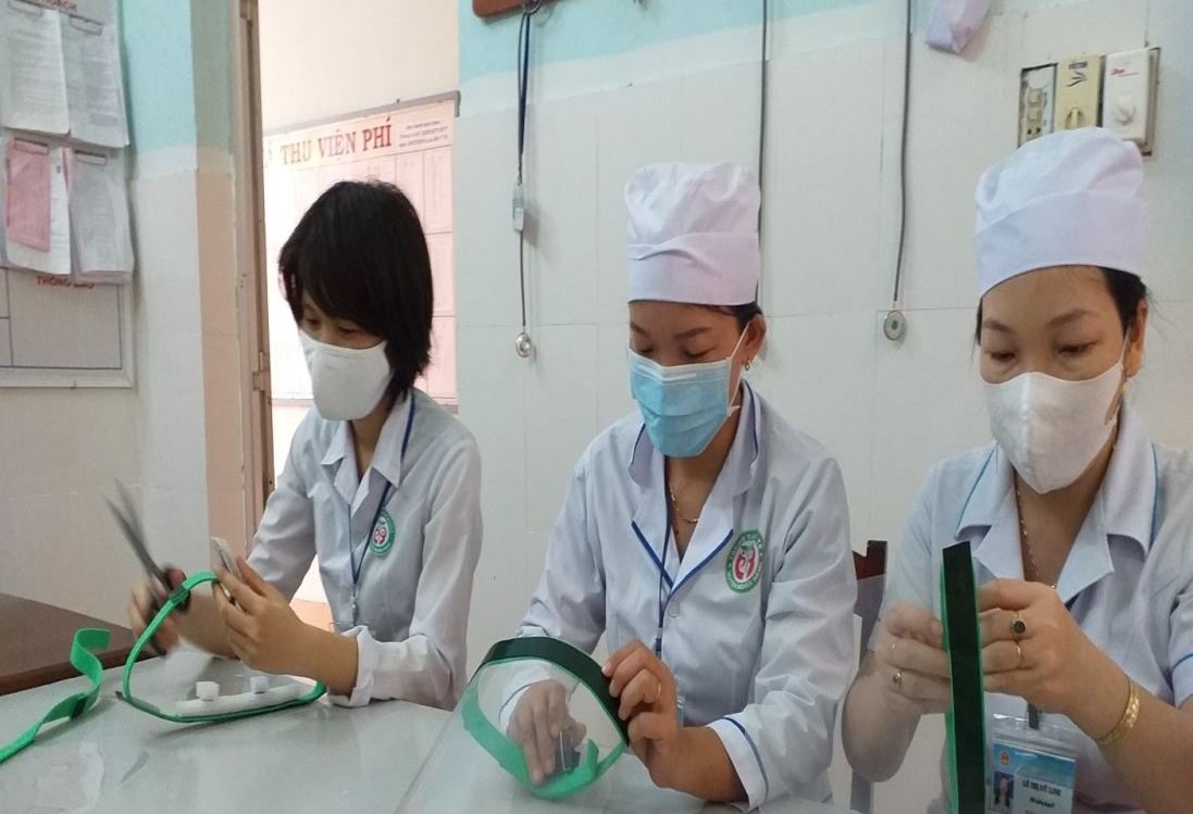 Tự làm mũ kính chắn giọt bắn cho công tác chống dịch. Ảnh dự thi của TTYT Nghĩa Hành, tỉnh Quảng Ngãi