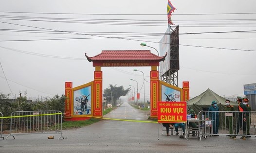 Lực lượng chức năng chốt chặn tại tất cả các ngõ ngách đi vào thôn Hạ Lôi (Mê Linh, Hà Nội). Ảnh Tô Thế