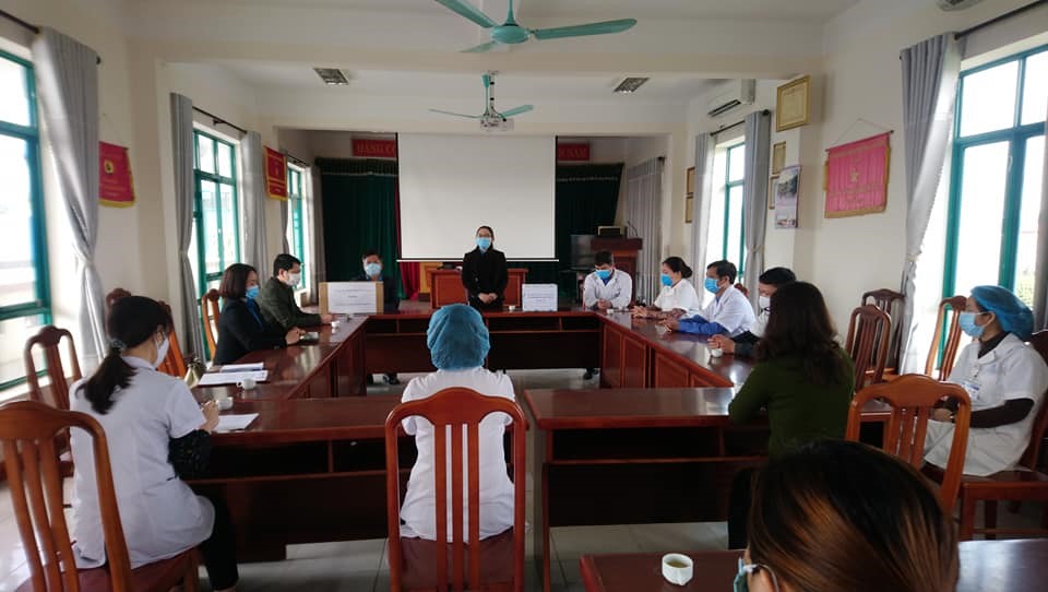 Đại diện tổ chức công đoàn LĐLĐ tỉnh Thái Nguyên thăm và tặng quà y, bác sĩ Bệnh viện Đại Từ. Ảnh: CĐYTTN.