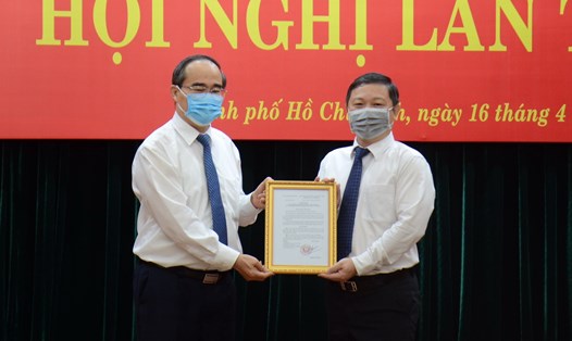 Bí thư Thành ủy TPHCM Nguyễn Thiện Nhân (bên trái ảnh) trao quyết định cho ông Dương Anh Đức.  Ảnh: Trung tâm báo chí TPHCM