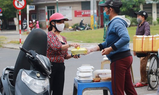 Hàng quán bán thức ăn tại Đà Nẵng được mở cửa trở lại từ ngày 16.4. Ảnh: Thuỳ