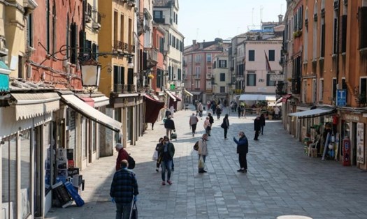 Người dân trên đường phố Venice, Italia ngày 14.4 khi Chính phủ cho phép các cửa hàng được mở cửa trở lại. Ảnh: ST