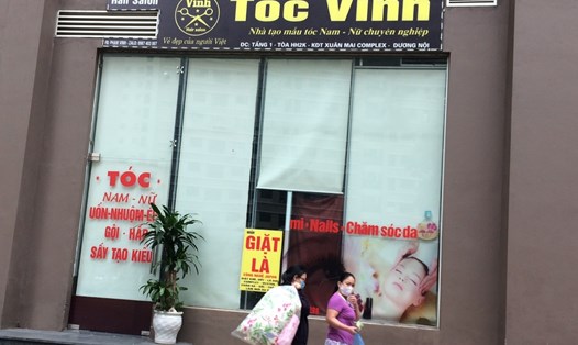 Một cửa hiệu cắt tóc tại một chung cư thuộc Khu đô thị Dương Nội đang tạm thời đóng cửa phòng chống dịch COVID-19. Ảnh: Quế Chi