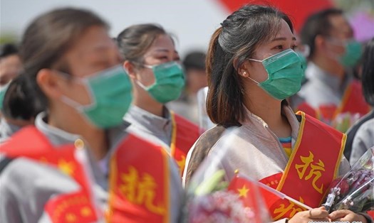 Các nhân viên y tế hỗ trợ Vũ Hán tham dự lễ chào mừng tại Bệnh viện liên kết thứ nhất của Đại học Nam Xương, tỉnh Giang Tây hôm 15.4 sau khi cách ly 14 ngày. Ảnh: Xinhua.