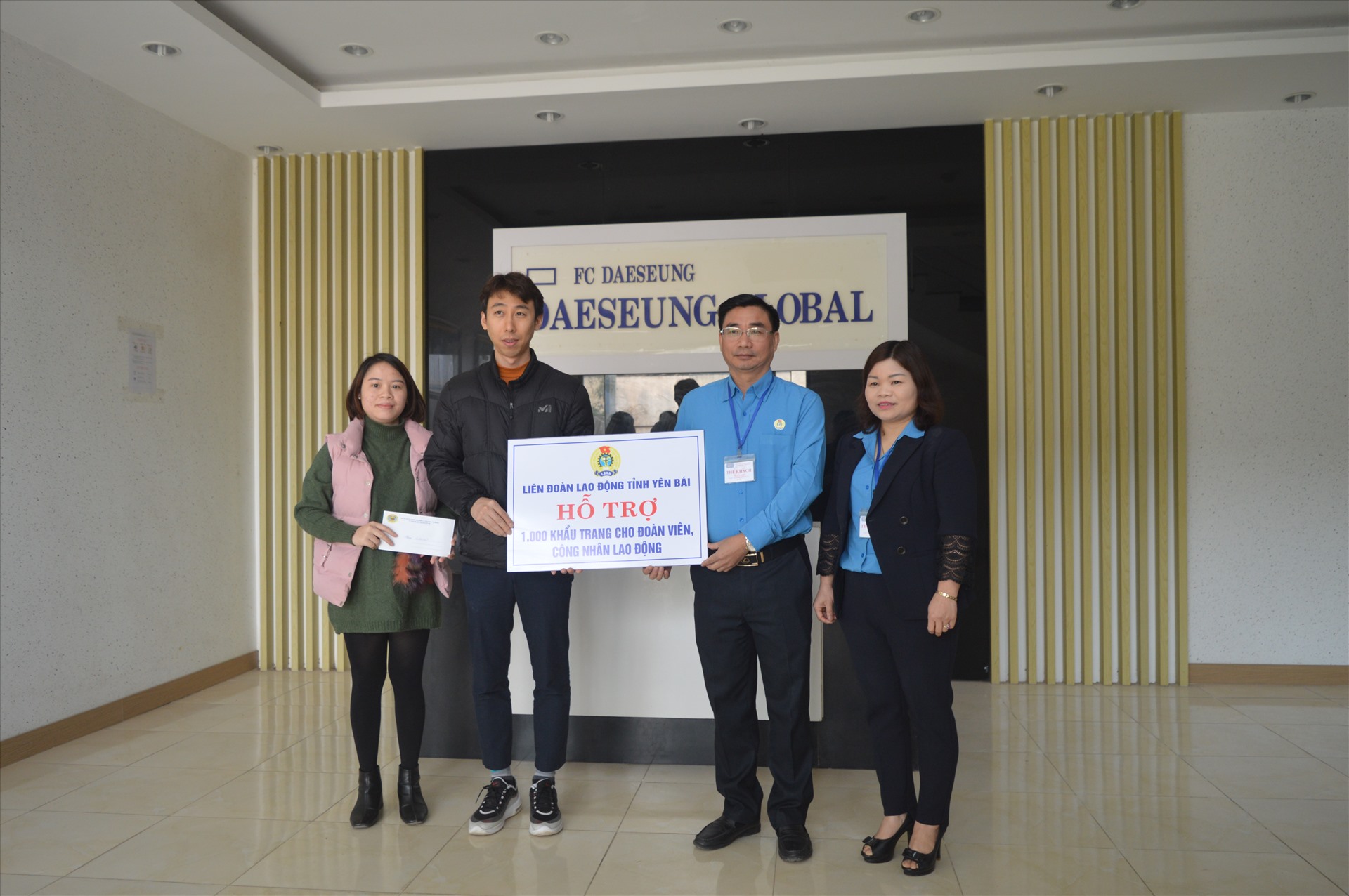 Đồng chí Nguyễn Chương Phát, Chủ tịch LĐLĐ tỉnh Yên Bái thăm, kiểm tra công tác phòng, chống dịch bệnh và trao hỗ trợ khẩu trang cho công nhân lao động CĐCS Công ty Daeseung Global Yên Bình. Ảnh: Thanh Xuân