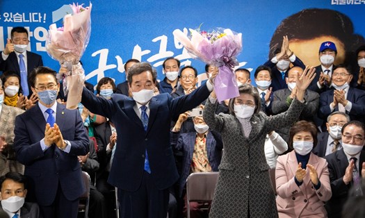 Cựu Thủ tướng Lee Nak-yon, một ứng cử viên của đảng Dân chủ cầm quyền trong cuộc tổng tuyển cử, chia vui sau khi chắc chắn giành được chiến thắng tại điểm bầu cử Jongno ở Seoul hôm 15.4. Ảnh: Yonhap.