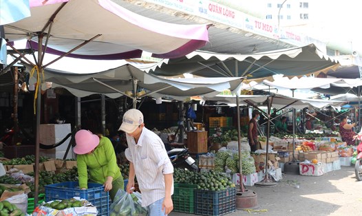 Nhiều loại trái cây tại chợ đầu mối giá chỉ 5.000 đồng/kg. Ảnh: Huân Cao