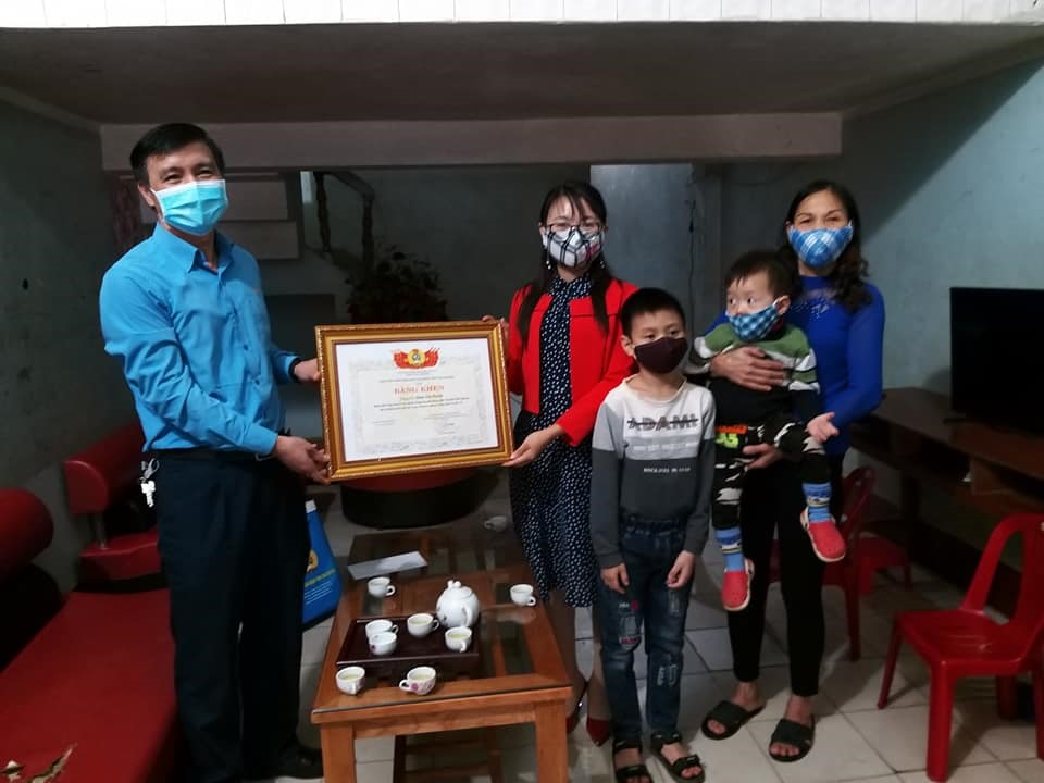 Chủ tịch LĐLĐ tỉnh Thái Nguyên Vũ Duy Hoàng trao Bằng khen của LĐLĐ tỉnh cho cô giáo Đinh Thị Huyền. Ảnh: Kim Ngân