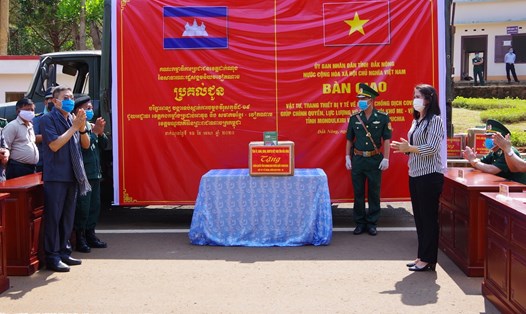Tỉnh Đắk Nông tặng vật tư, trang thiết bị y tế cho tỉnh Mondulkiri thuộc Campuchia. Ảnh: Văn Toản