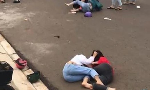 Nhóm nữ sinh tập trung đông đánh nhau trong những ngày thực hiện giãn cách xã hội phòng chống dịch COVID-19. Ảnh cắt từ clip