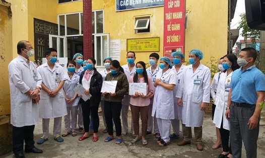 3 bệnh nhân công bố khỏi bệnh tại Bênh viện Đa khoa tỉnh Hà Nam. Ảnh do bệnh viện cung cấp.