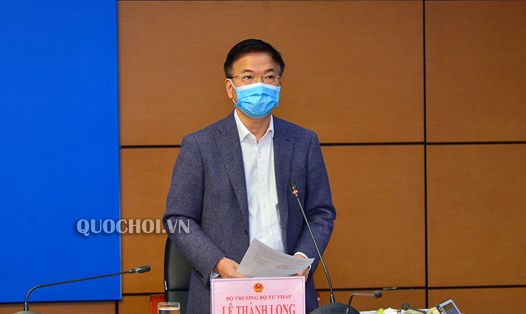 Bộ trưởng Bộ Tư pháp Lê Thành Long trình bày Tờ trình của Chính phủ tại phiên họp 27 của Ủy ban Pháp luật. Ảnh Quochoi.vn