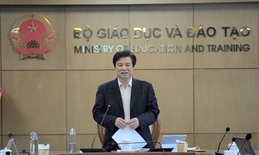 Thứ trưởng Bộ GDĐT Nguyễn Hữu Độ phát biểu tại cuộc họp trực tuyến với 19 Sở GDĐT ngày 16.4. Ảnh: Thế Đại.