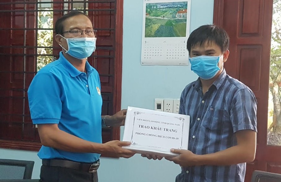LĐLĐ tỉnh Quảng Nam trao tặng khẩu trang cho người lao động. Ảnh: Thanh Chung