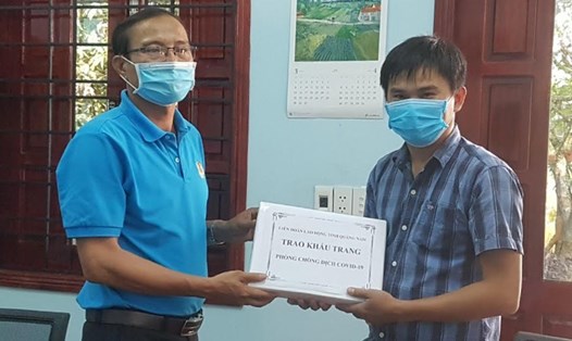 LĐLĐ tỉnh Quảng Nam trao tặng khẩu trang cho người lao động. Ảnh: Thanh Chung