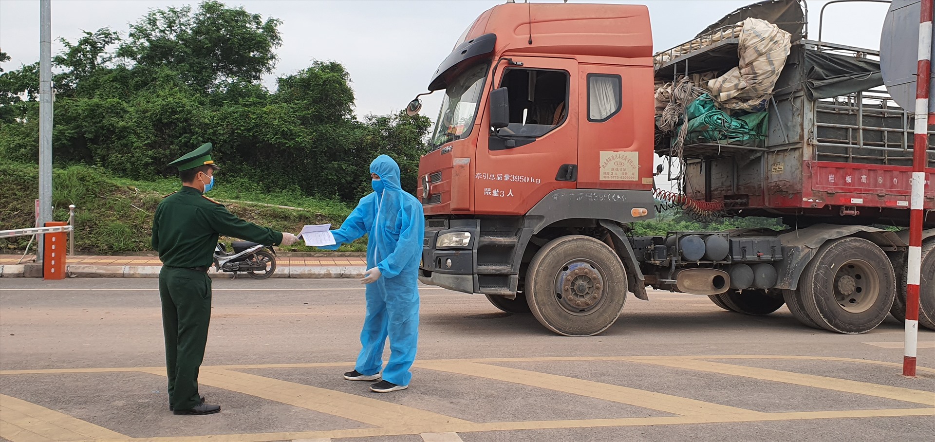Tất cả lái xe qua lại cửa khẩu Bắc Luân II (Móng Cái-Việt Nam) đều phải tuân thủ quy trình nghiêm ngặt về kiểm dịch. Ảnh: Trần ngọc duy