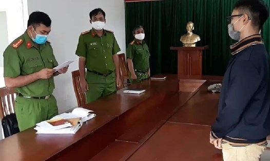Cơ quan công an đã khởi tố với Bùi Anh Huân (23 tuổi, thường trú Quận Tân Bình, TP.Hồ Chí Minh) để điều tra về tội "Chống người thi hành công  vụ" theo Điều 330 Bộ Luật Hình sự năm 2015. Ảnh cơ quan công an cung cấp.