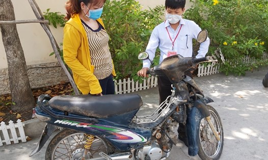 Chị Nhung và luật sư bảo vệ quyền lợi miễn phí cho gia đình chị nhận chiếc xe của anh Tâm do Cơ quan Cảnh sát điễu tra Công an TPHCM trao trả sáng 17.4. Ảnh Nam Dương.