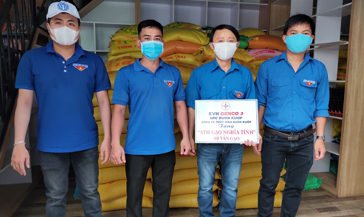Công ty Thủy điện Buôn Kuốp tặng  02 tấn gạo cho “ATM gạo nghĩa tình” chung tay hỗ trợ người khó khăn trên địa bàn Đắk Lắk. Ảnh: MK