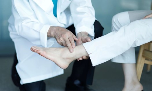 Triệu chứng COVID-19 xuất hiện ở chân. Ảnh: Shutterstock