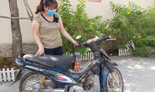 Chị Nguyễn Thị Cẩm Nhung bên chiếc xe của chồng vừa được công an trao trả sáng 17.4. Ảnh Nam Dương