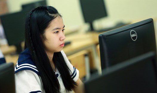 Học sinh thực hiện bài khảo sát trực tuyến trên máy tính hoặc điện thoại di động. Ảnh: Hải Nguyễn