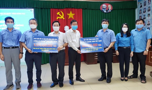 Trao tổng số tiền hơn 2,5 tỷ đồng từ đóng góp của công nhân lao động và Ban giám đốc Công ty Changshin VN cho Quỹ phòng chống COVID-19 tỉnh Đồng Nai và xâm nhập mặn. Ảnh: Hà Anh Chiến